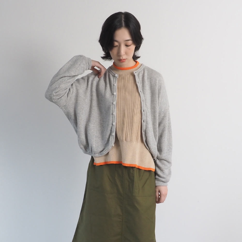 コットンレーヨン吊り裏毛 ラズベリーカーディガン　カーディガンを着た女性の全身