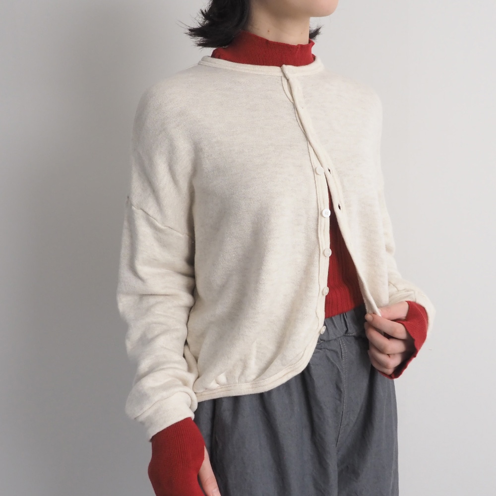 コットンレーヨン吊り裏毛 ラズベリーカーディガン　カーディガンを着た女性の正面