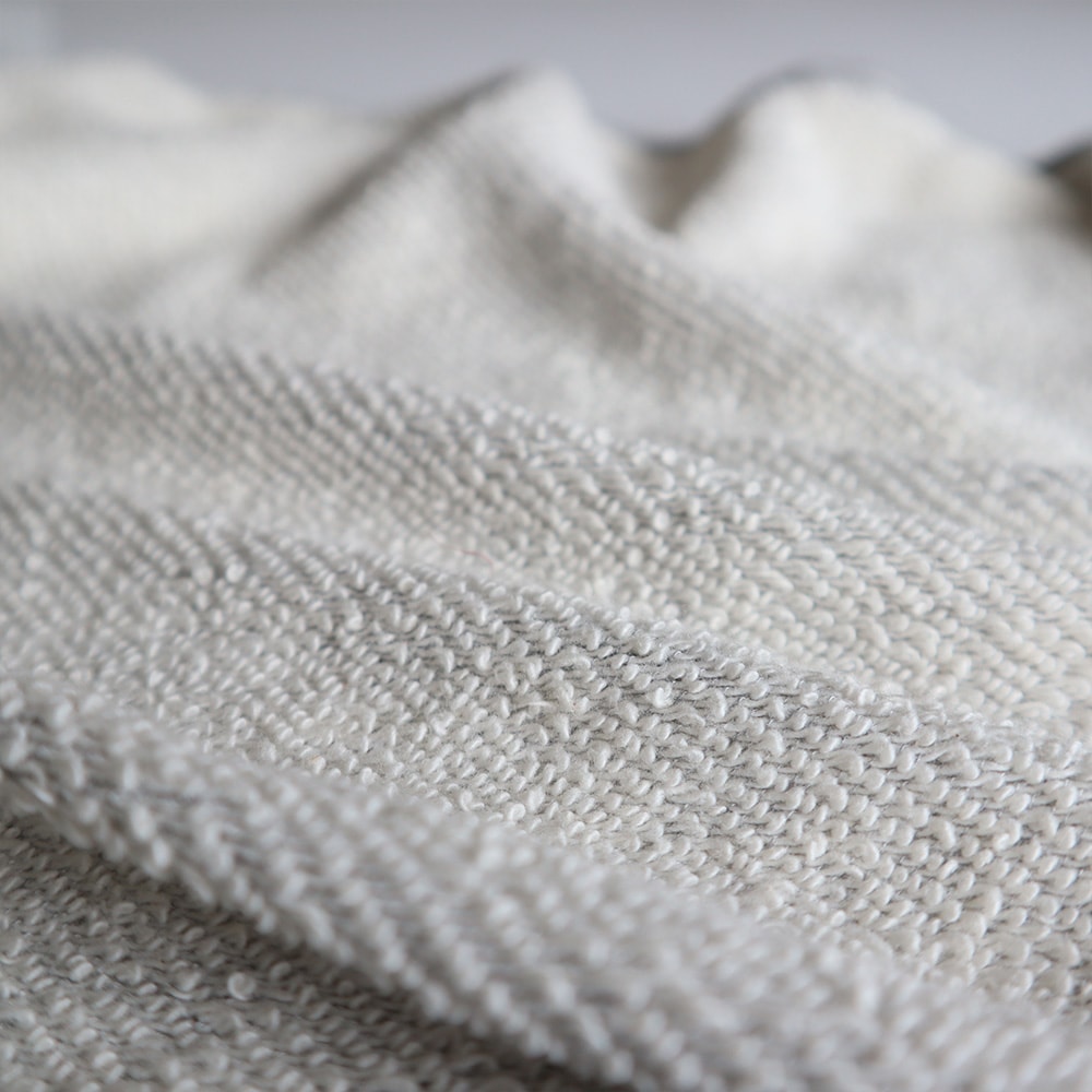 コットンレーヨン吊り裏毛 ラズベリーカーディガン　カーディガンの素材のアップ