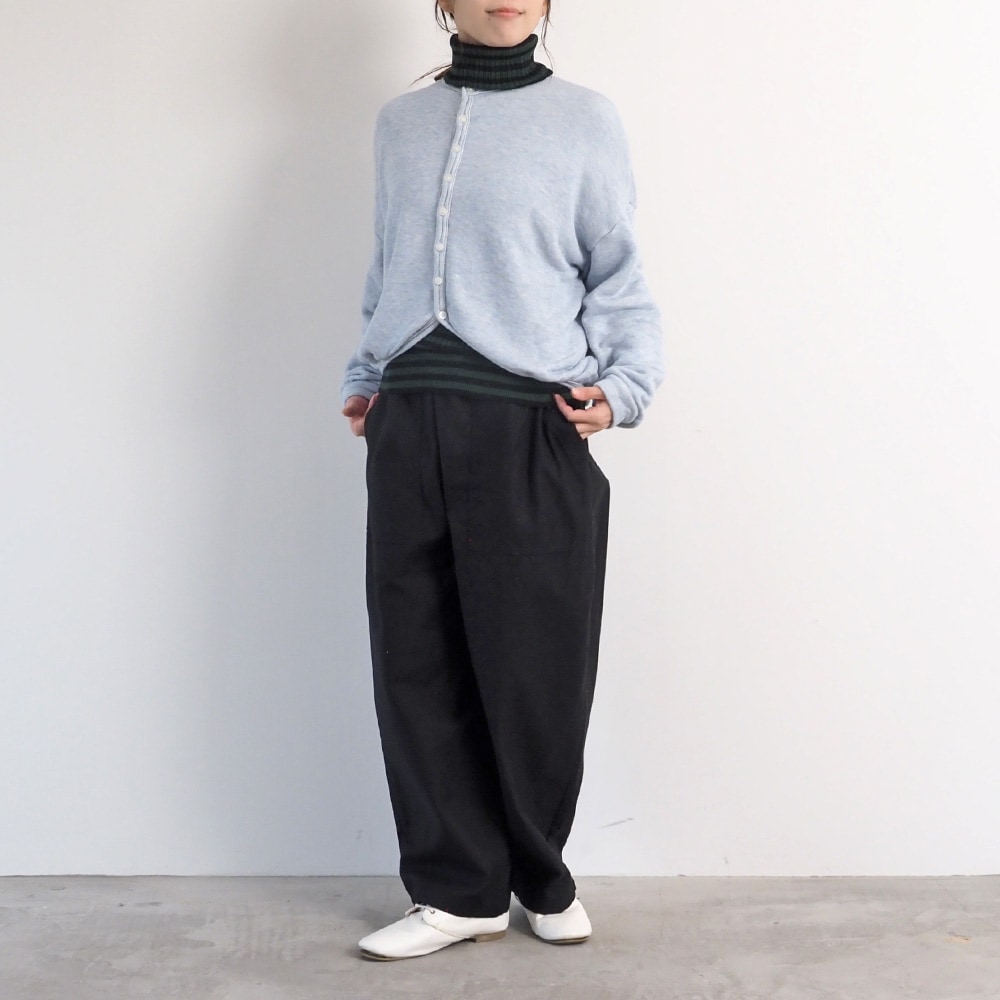 コットンレーヨン吊り裏毛 ラズベリーカーディガン　カーディガンを着た女性の全身