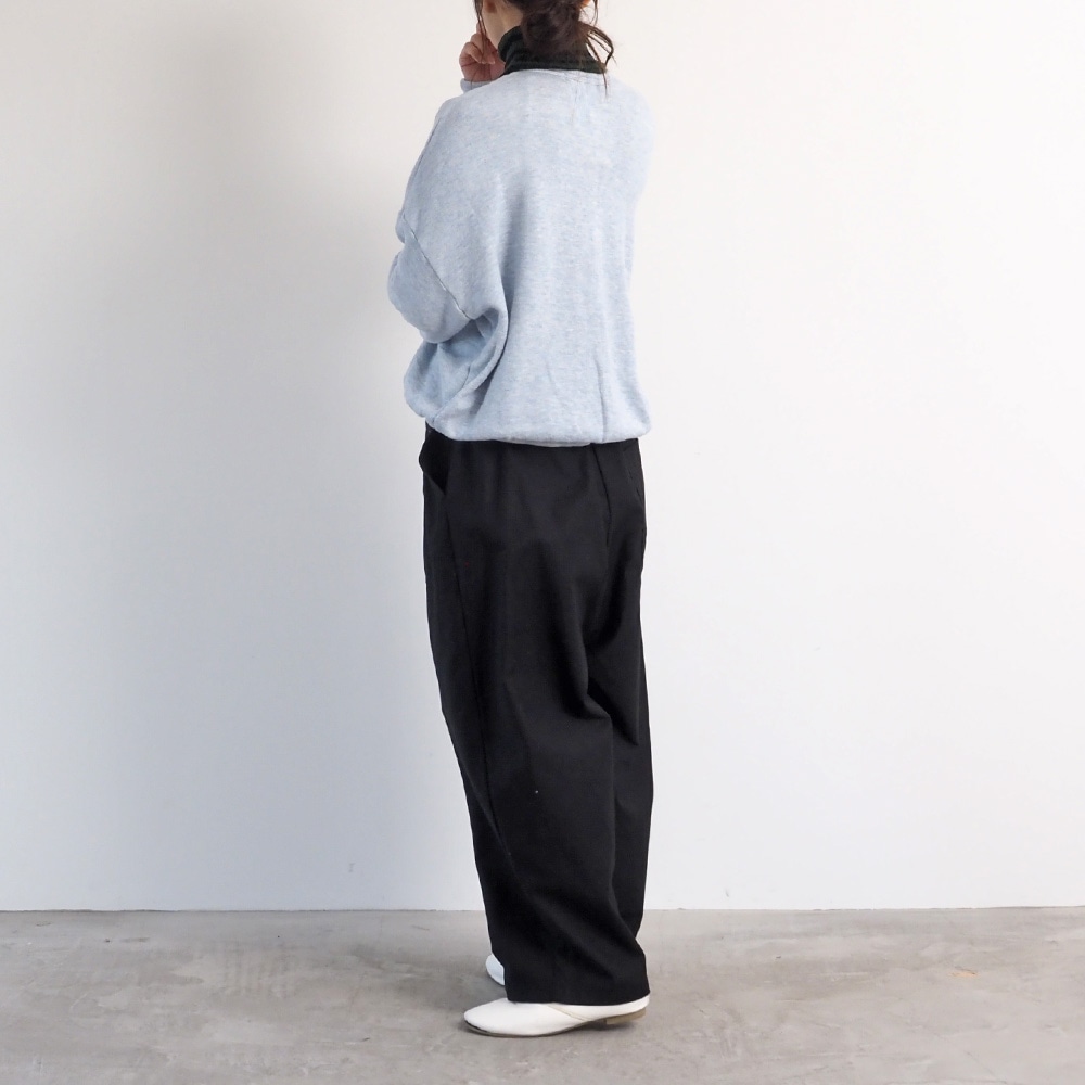 コットンレーヨン吊り裏毛 ラズベリーカーディガン　カーディガンを着た女性の全身