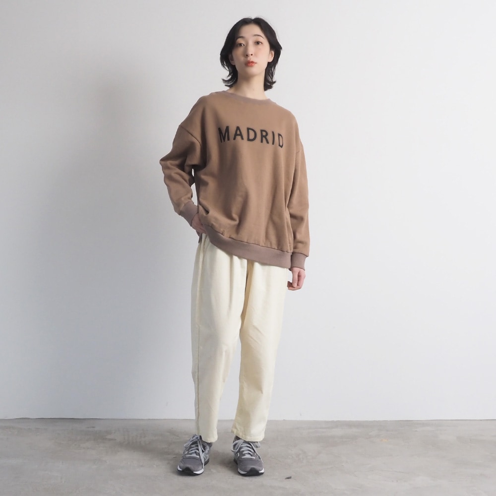 30/10コーマ裏毛両面起毛 MADRIDプリントPO トレーナーを着た女性の全身