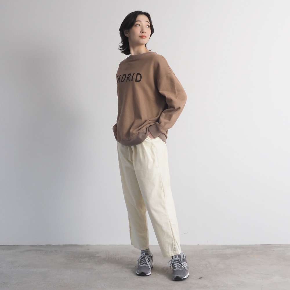 30/10コーマ裏毛両面起毛 MADRIDプリントPO トレーナーを着た女性の全身