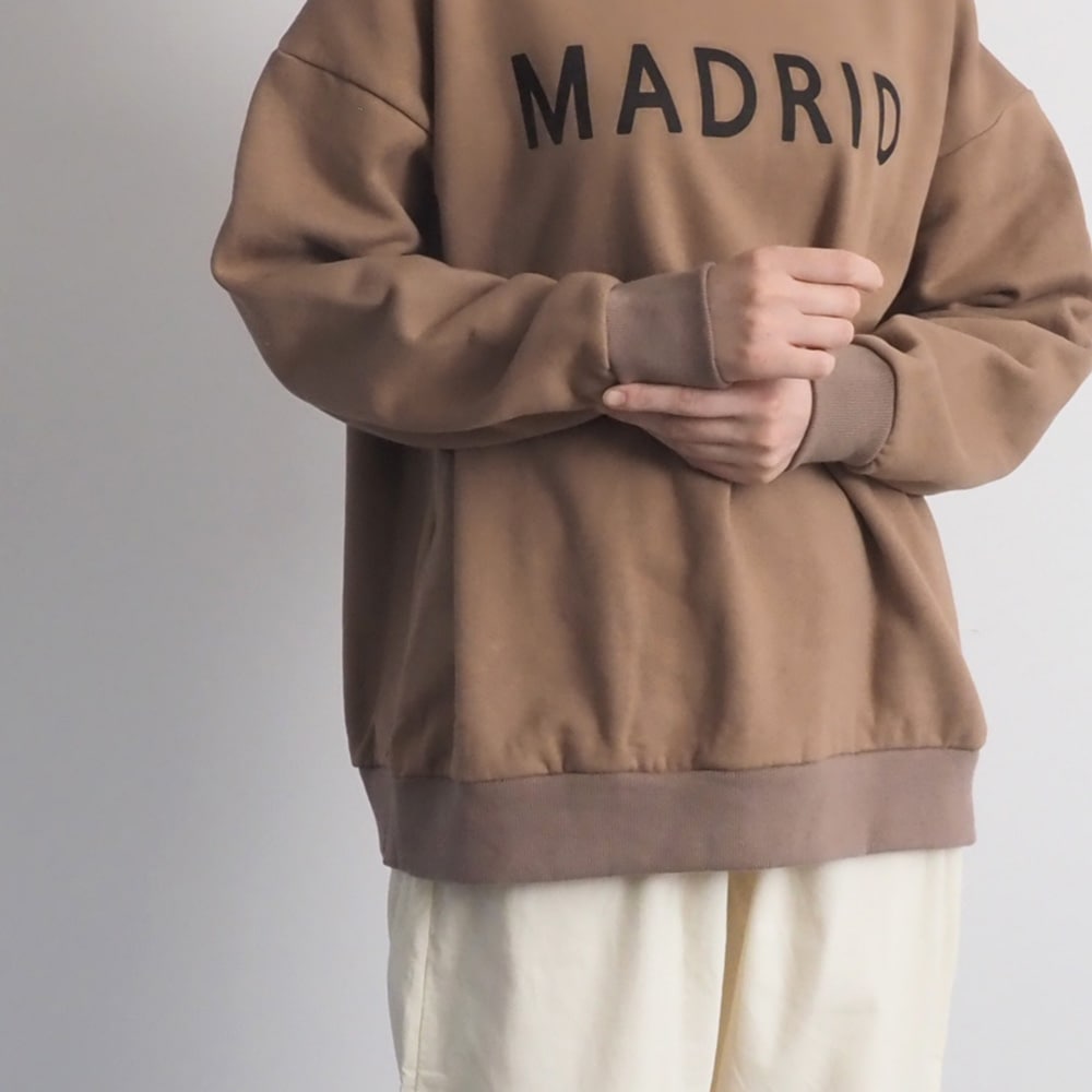 30/10コーマ裏毛両面起毛 MADRIDプリントPO トレーナーを着た女性の正面