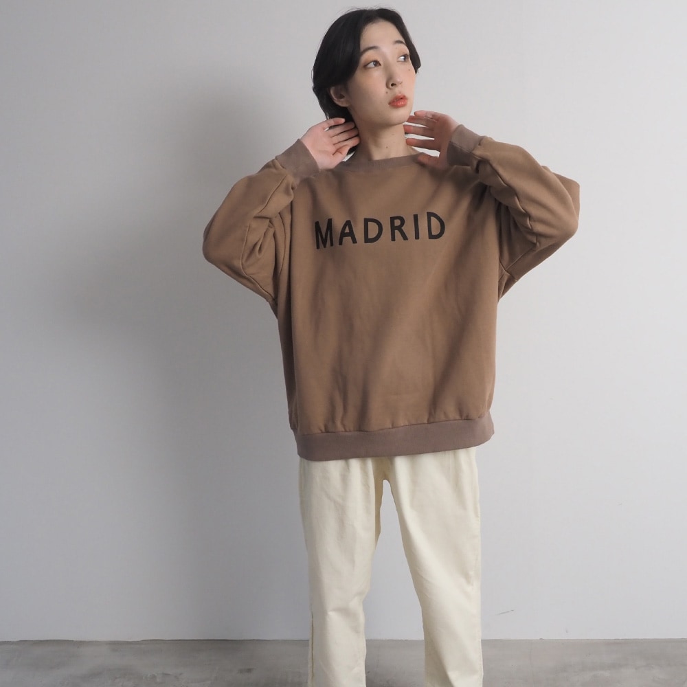 30/10コーマ裏毛両面起毛 MADRIDプリントPO トレーナーを着た女性の正面