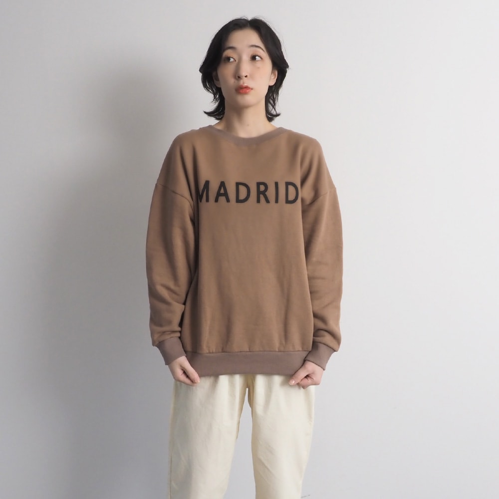 30/10コーマ裏毛両面起毛 MADRIDプリントPO トレーナーを着た女性の正面