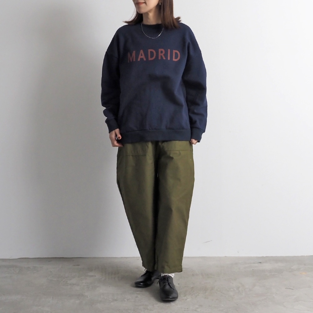 30/10コーマ裏毛両面起毛 MADRIDプリントPO トレーナーを着た女性の全身