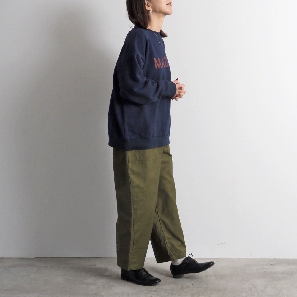 30/10コーマ裏毛両面起毛 MADRIDプリントPO トレーナーを着た女性の全身