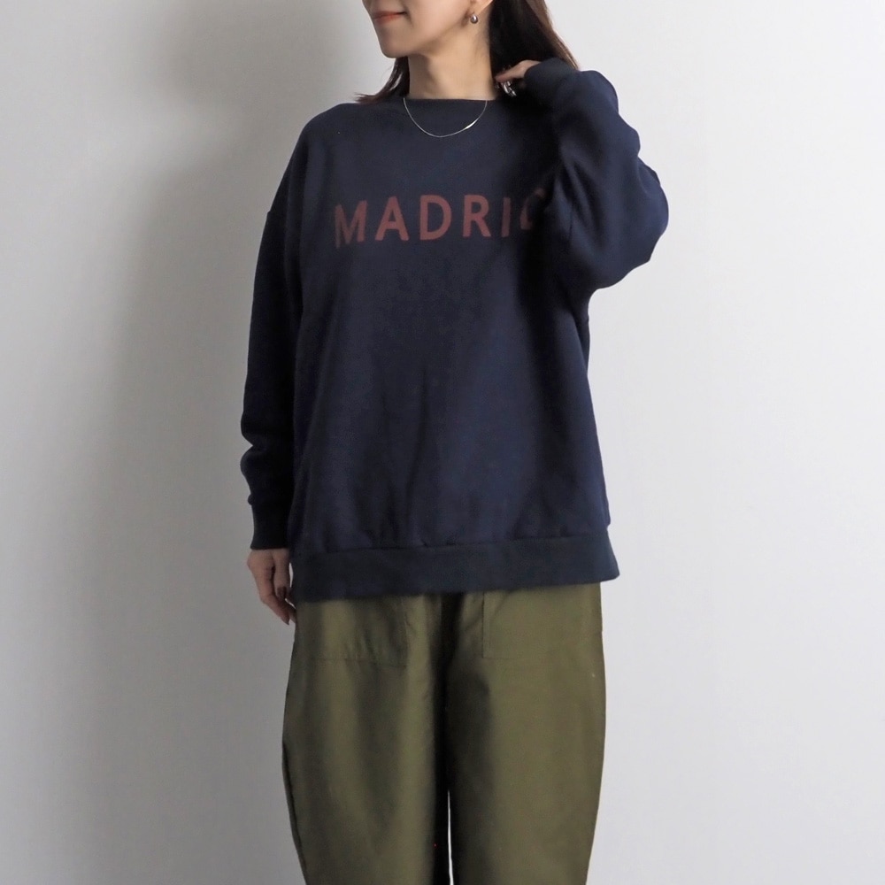 30/10コーマ裏毛両面起毛 MADRIDプリントPO トレーナーを着た女性の全身