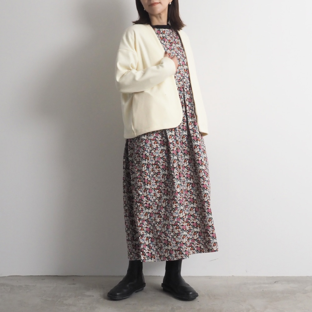 ブラッシュメルトンスムース ジャケット　ジャケットを着た女性の全身