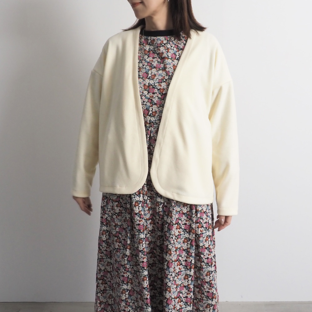 ブラッシュメルトンスムース ジャケット　ジャケットを着た女性の全身