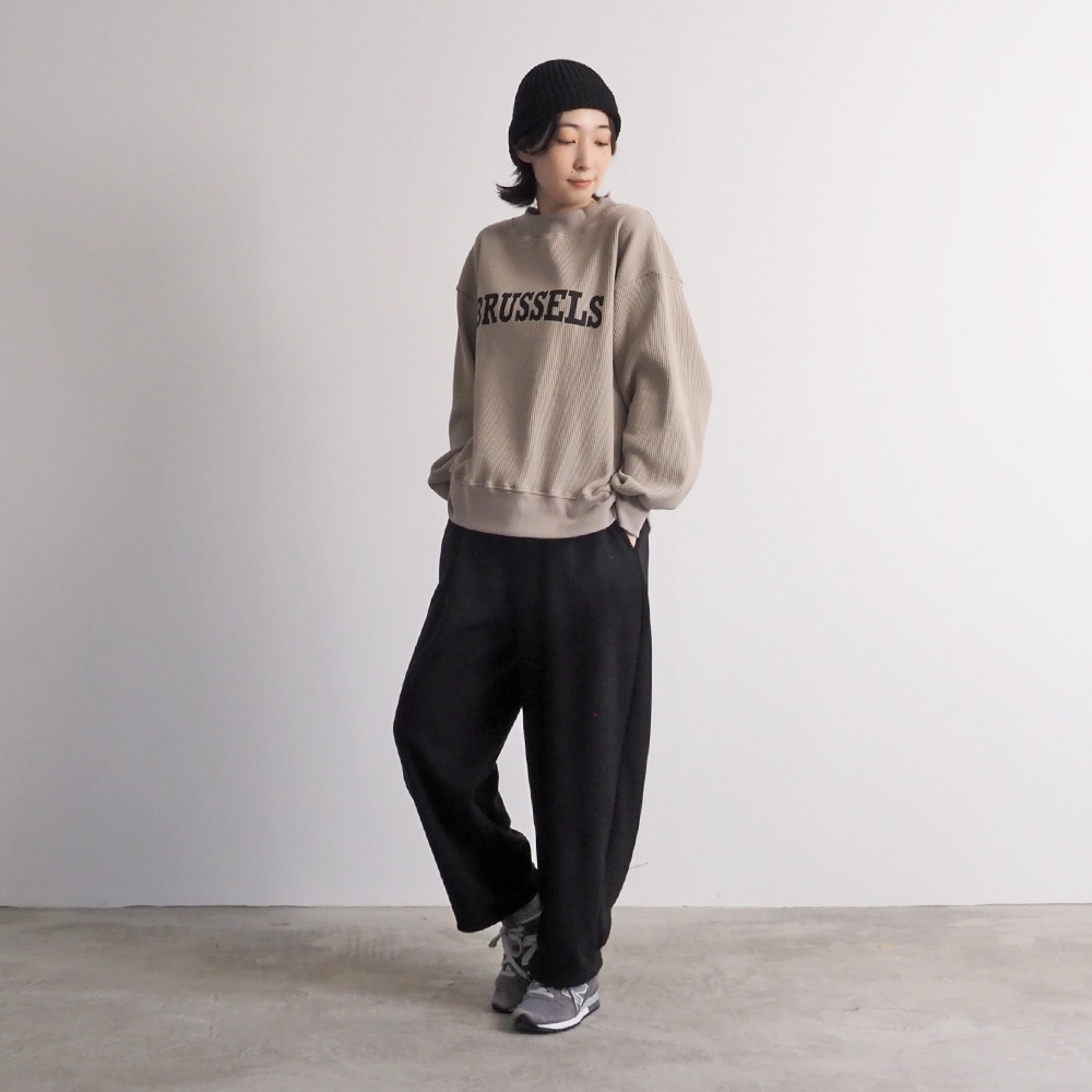 ブラッシュメルトンスムース ロングエッグパンツ　パンツを着た女性の全身