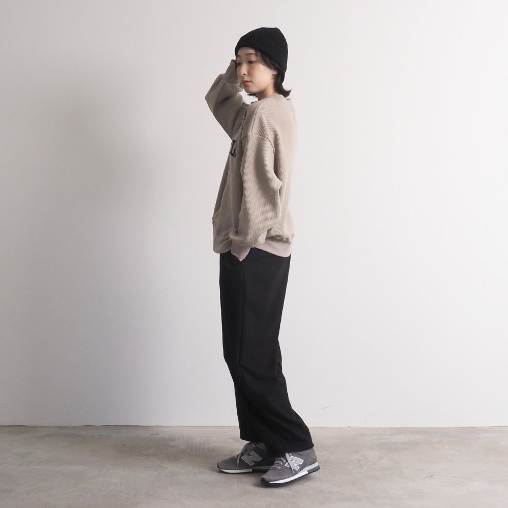 ブラッシュメルトンスムース ロングエッグパンツ　パンツを着た女性の全身