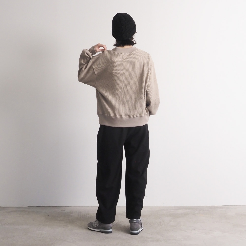 ブラッシュメルトンスムース ロングエッグパンツ　パンツを着た女性の全身