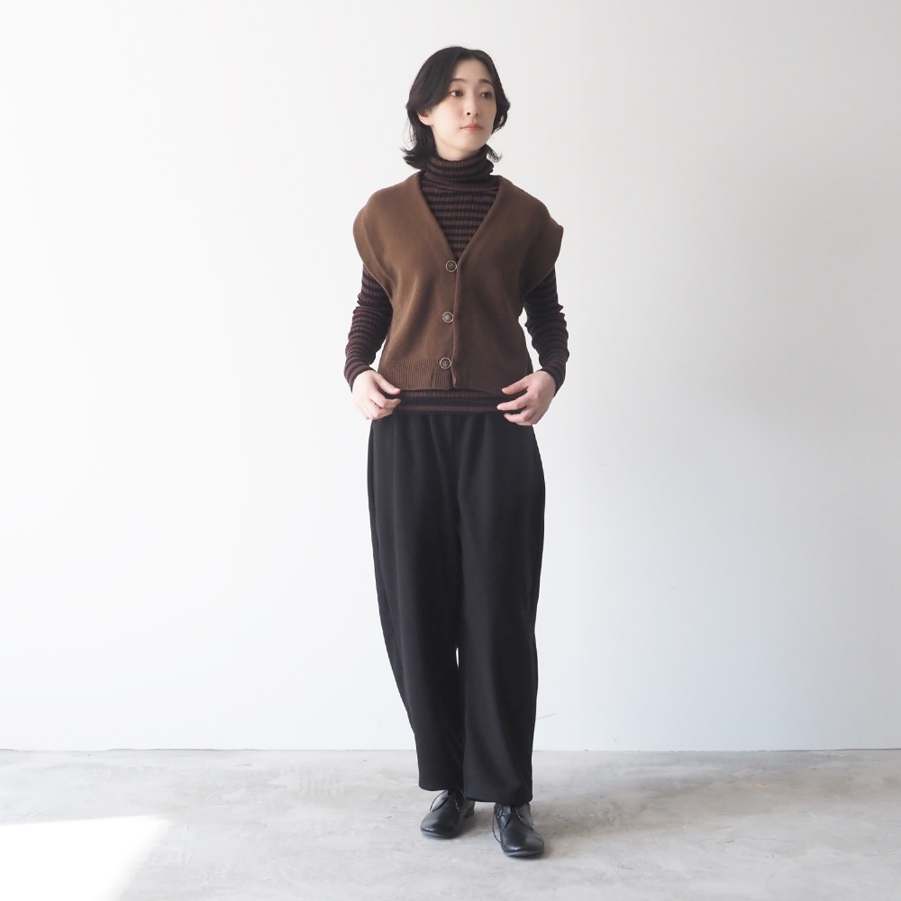 ブラッシュメルトンスムース ロングエッグパンツ　パンツを着た女性の全身