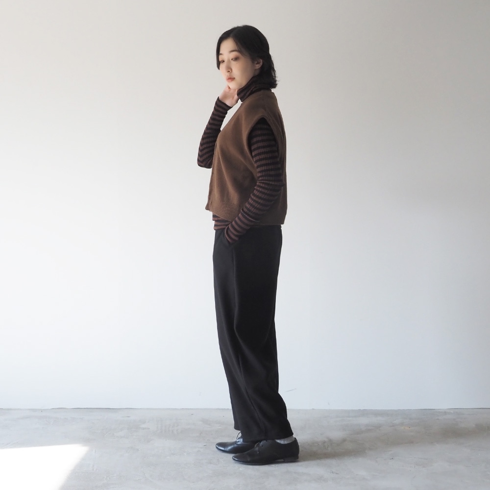 ブラッシュメルトンスムース ロングエッグパンツ　パンツを着た女性の全身