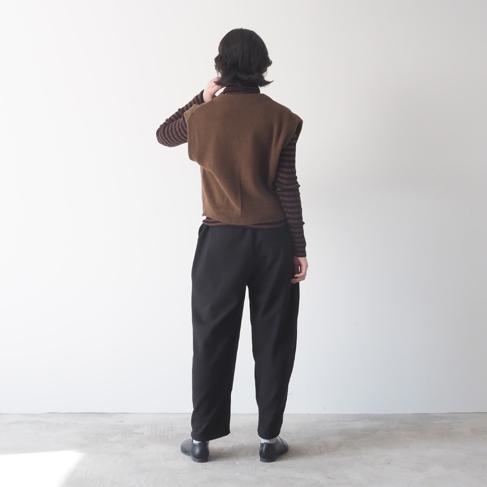 ブラッシュメルトンスムース ロングエッグパンツ　パンツを着た女性の全身