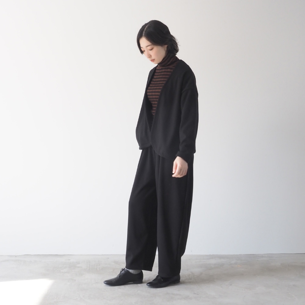 ブラッシュメルトンスムース ロングエッグパンツ　パンツを着た女性の全身