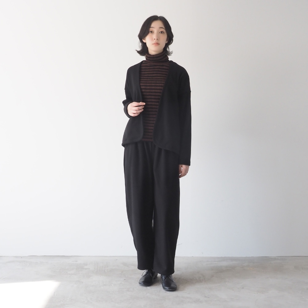 ブラッシュメルトンスムース ロングエッグパンツ　パンツを着た女性の全身