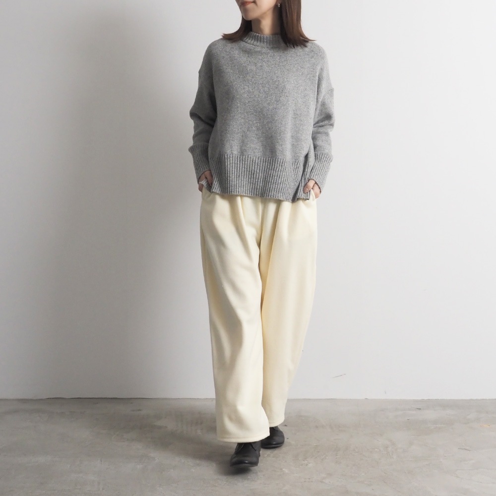 ブラッシュメルトンスムース ロングエッグパンツ　パンツを着た女性の全身