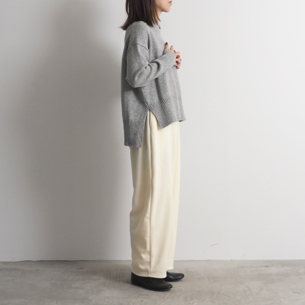 ブラッシュメルトンスムース ロングエッグパンツ　パンツを着た女性の全身