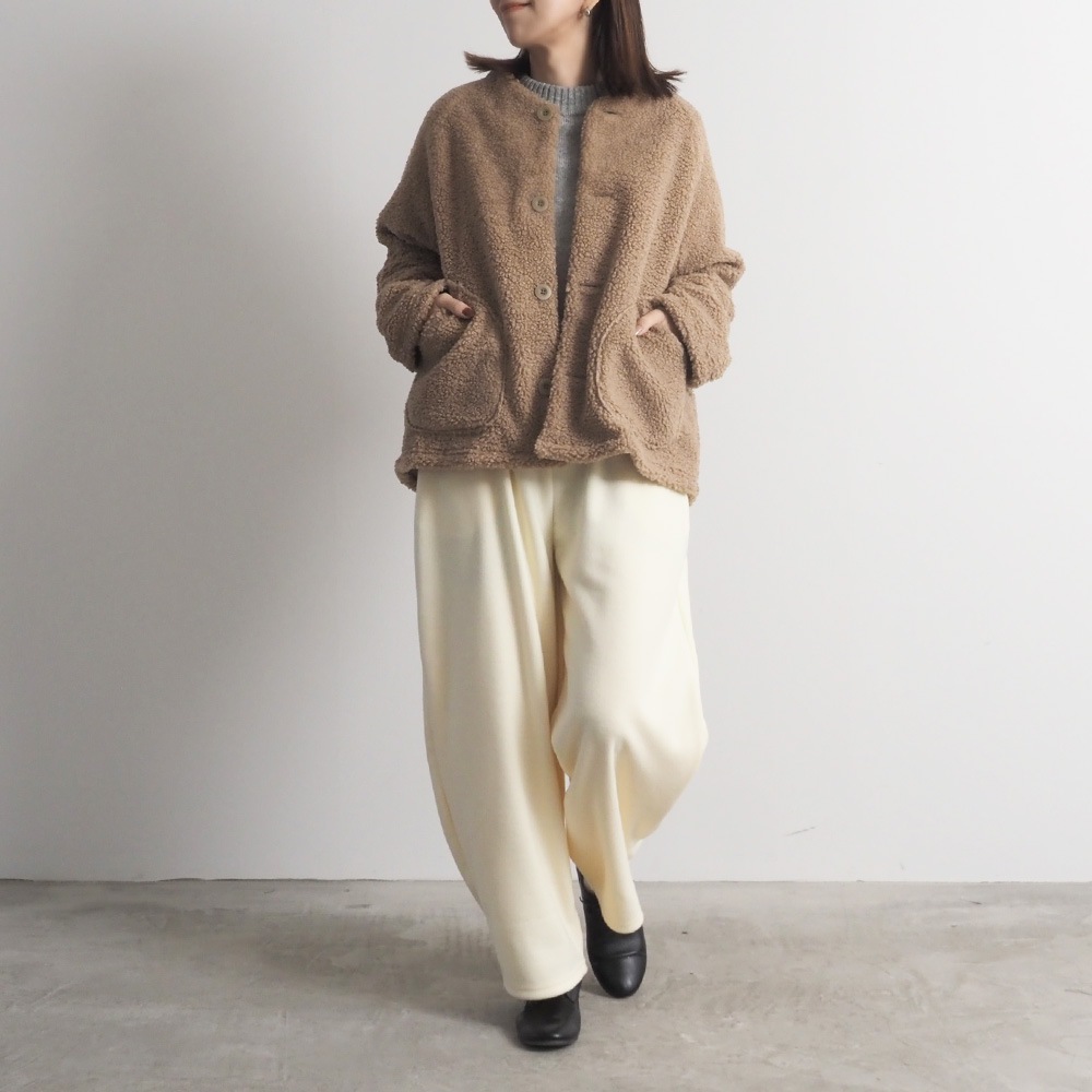 ブラッシュメルトンスムース ロングエッグパンツ　パンツを着た女性の全身