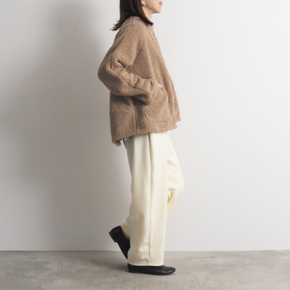 ブラッシュメルトンスムース ロングエッグパンツ　パンツを着た女性の全身