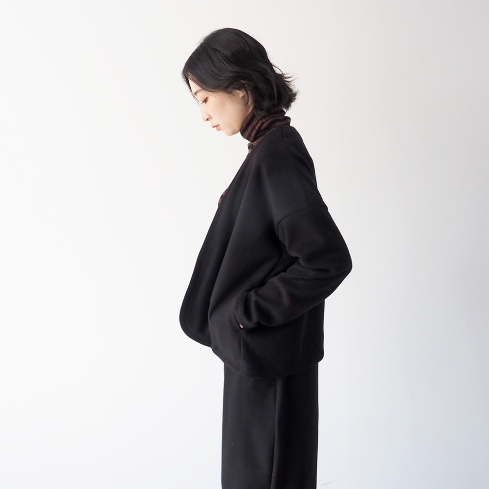 vを着た女性の正面