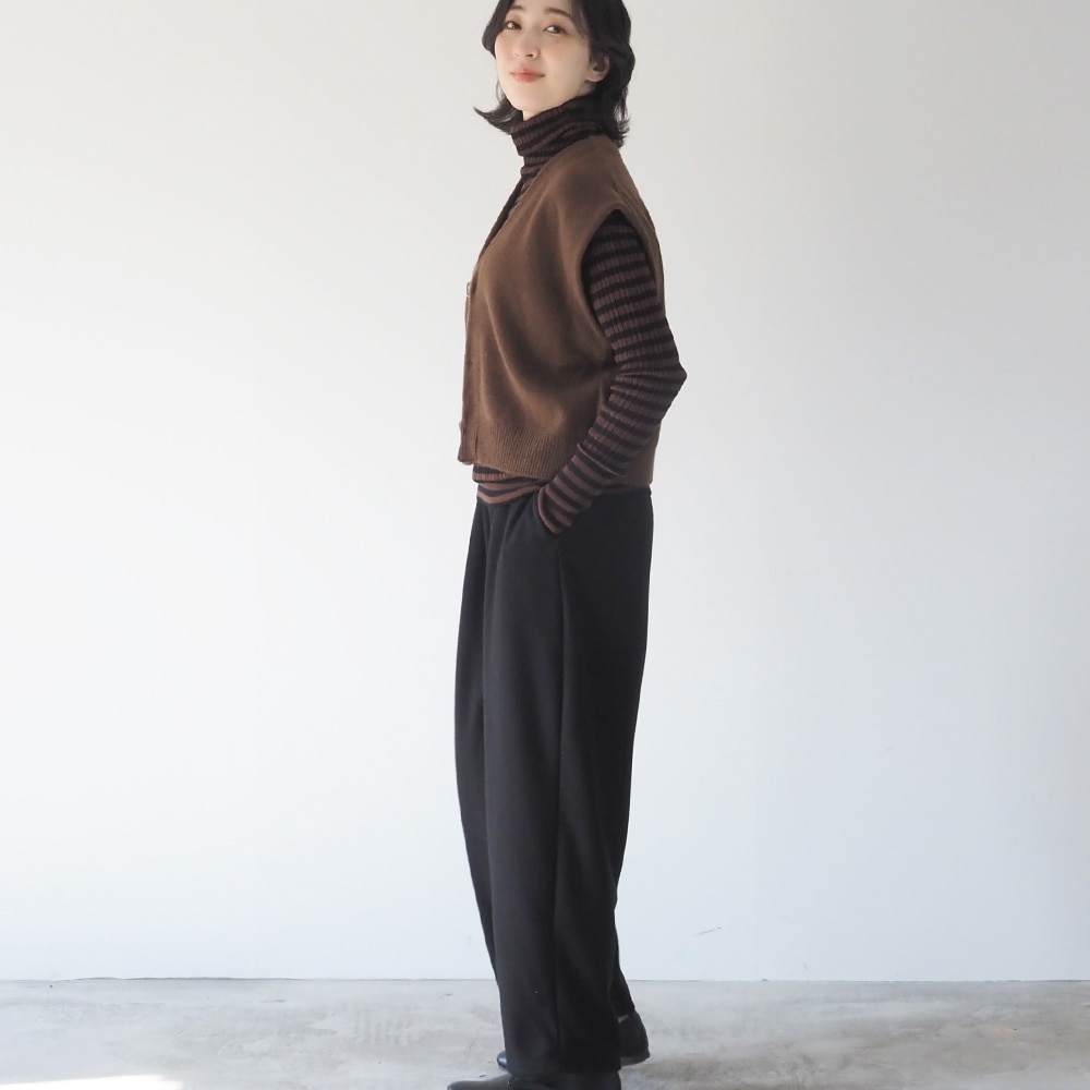 ブラッシュメルトンスムース ロングエッグパンツ　パンツを着た女性の正面