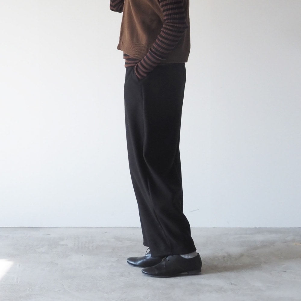 ブラッシュメルトンスムース ロングエッグパンツ　パンツを着た女性の正面