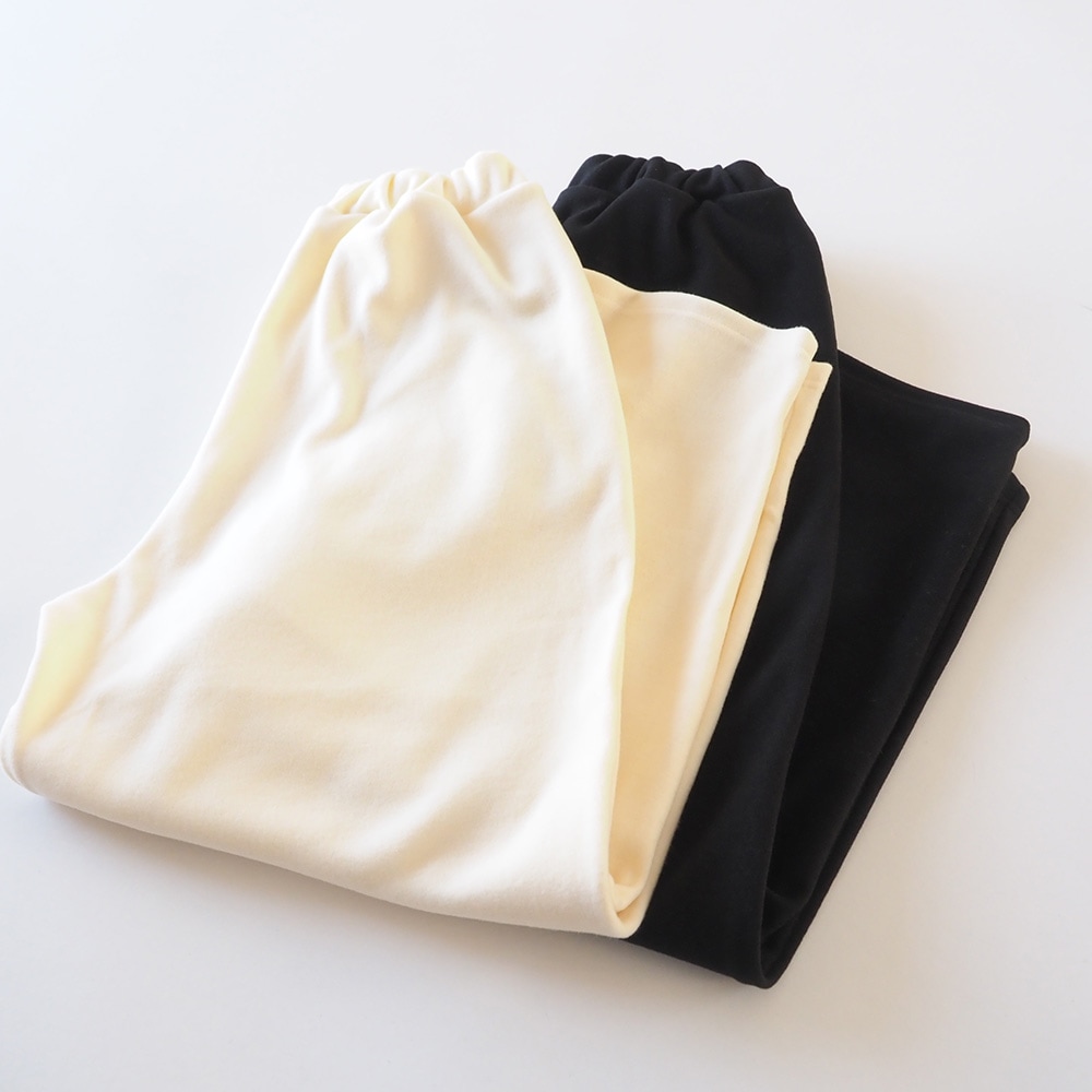 ブラッシュメルトンスムース ロングエッグパンツ　パンツを着た女性の正面