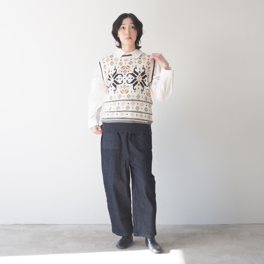 12.5ozストレッチデニム裏起毛 クラフトパンツ パンツを着た女性の全身