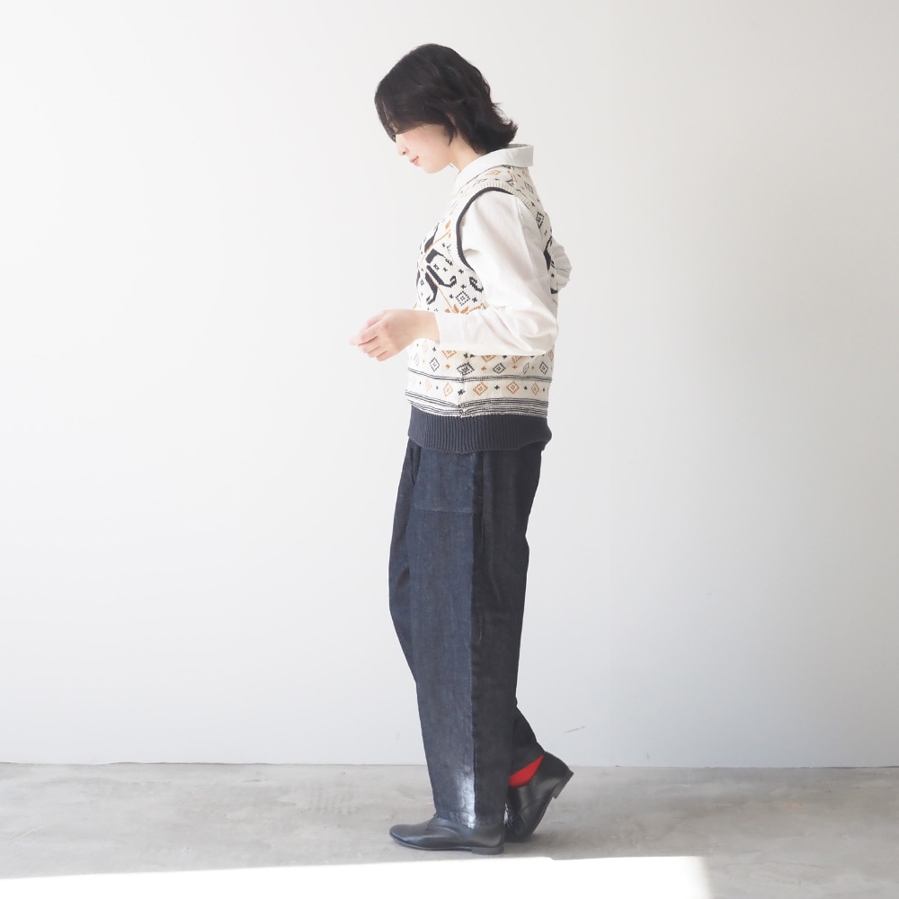 12.5ozストレッチデニム裏起毛 クラフトパンツ パンツを着た女性の全身