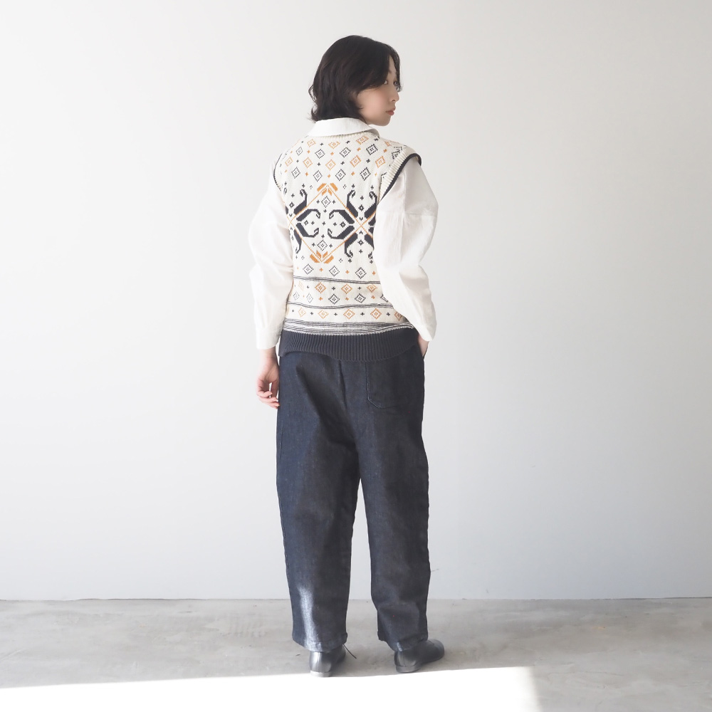 12.5ozストレッチデニム裏起毛 クラフトパンツ パンツを着た女性の全身