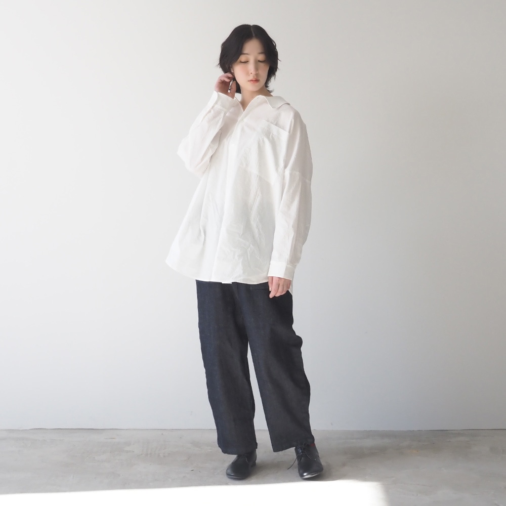 12.5ozストレッチデニム裏起毛 クラフトパンツ パンツを着た女性の全身