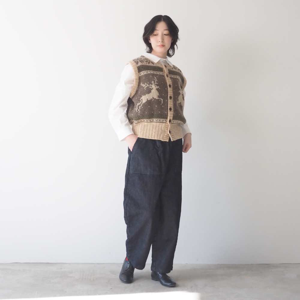 12.5ozストレッチデニム裏起毛 クラフトパンツ パンツを着た女性の全身