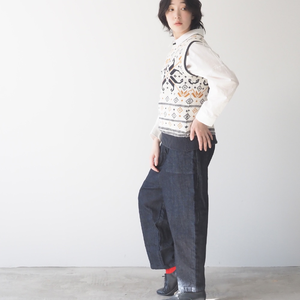 12.5ozストレッチデニム裏起毛 クラフトパンツ パンツを着た女性の正面