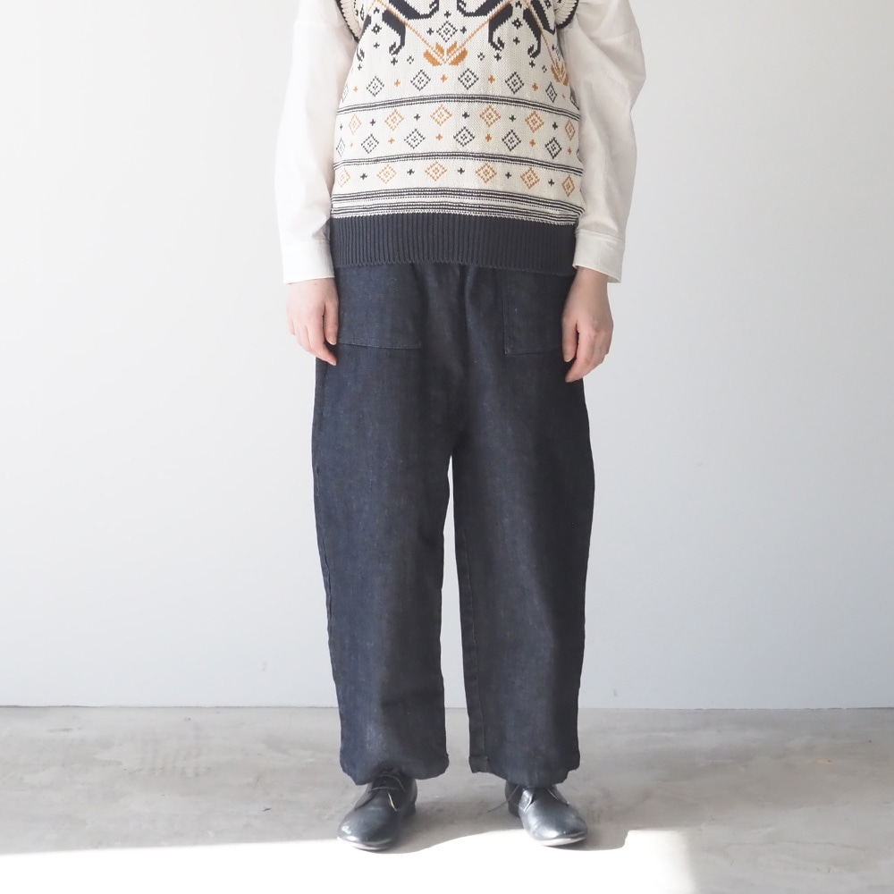 12.5ozストレッチデニム裏起毛 クラフトパンツ パンツを着た女性の正面