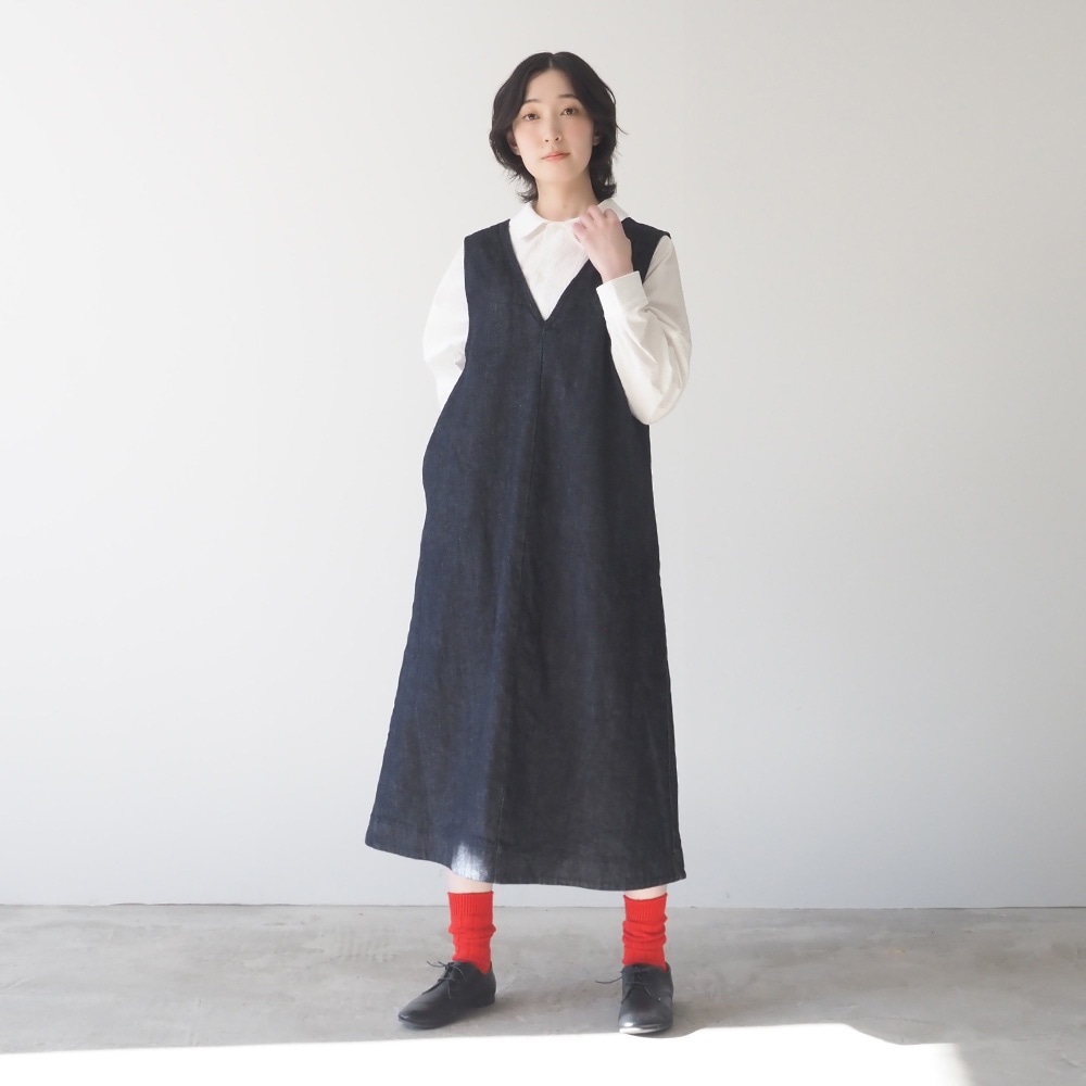 12.5ozストレッチデニム裏起毛 ジャンパースカート ジャンパースカートを着た女性の全身