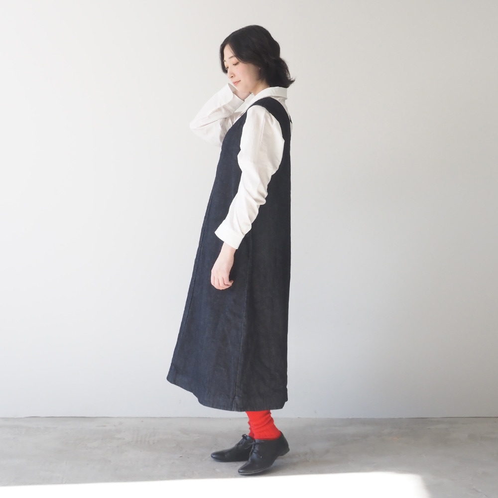 12.5ozストレッチデニム裏起毛 ジャンパースカート ジャンパースカートを着た女性の全身