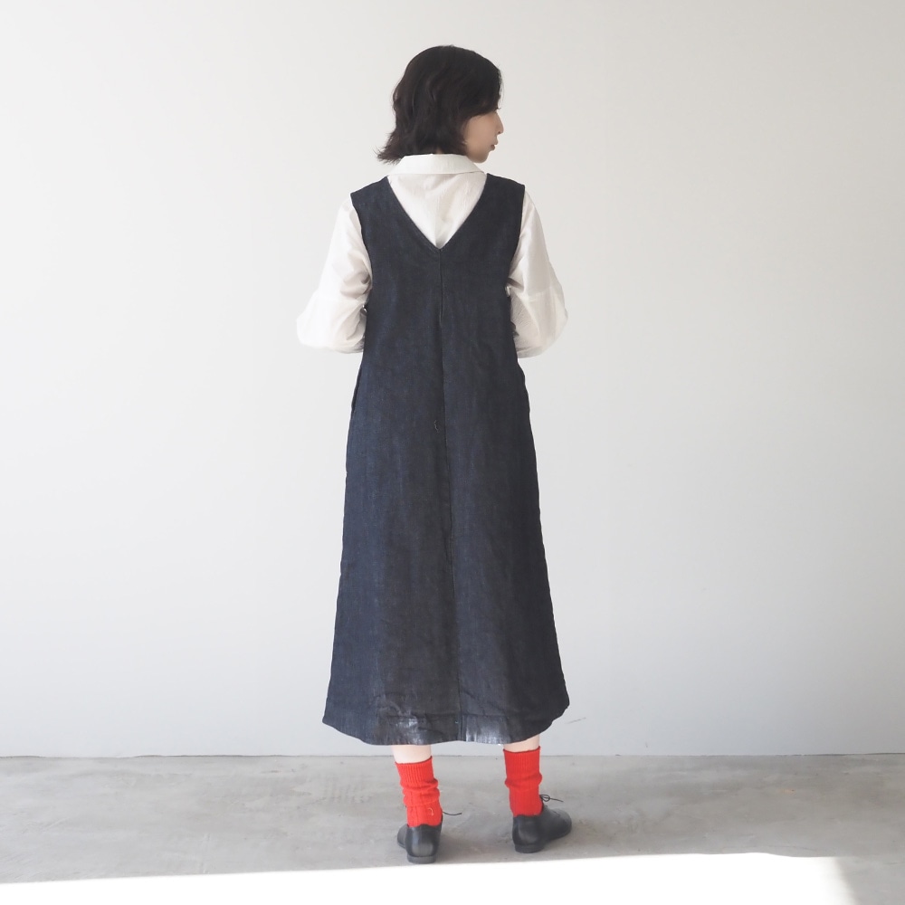 12.5ozストレッチデニム裏起毛 ジャンパースカート ジャンパースカートを着た女性の全身