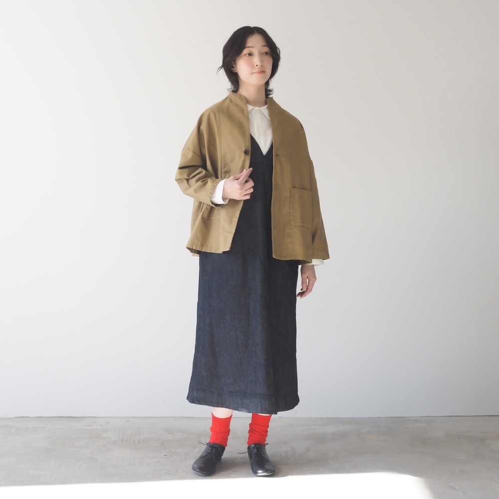 12.5ozストレッチデニム裏起毛 ジャンパースカート ジャンパースカートを着た女性の全身