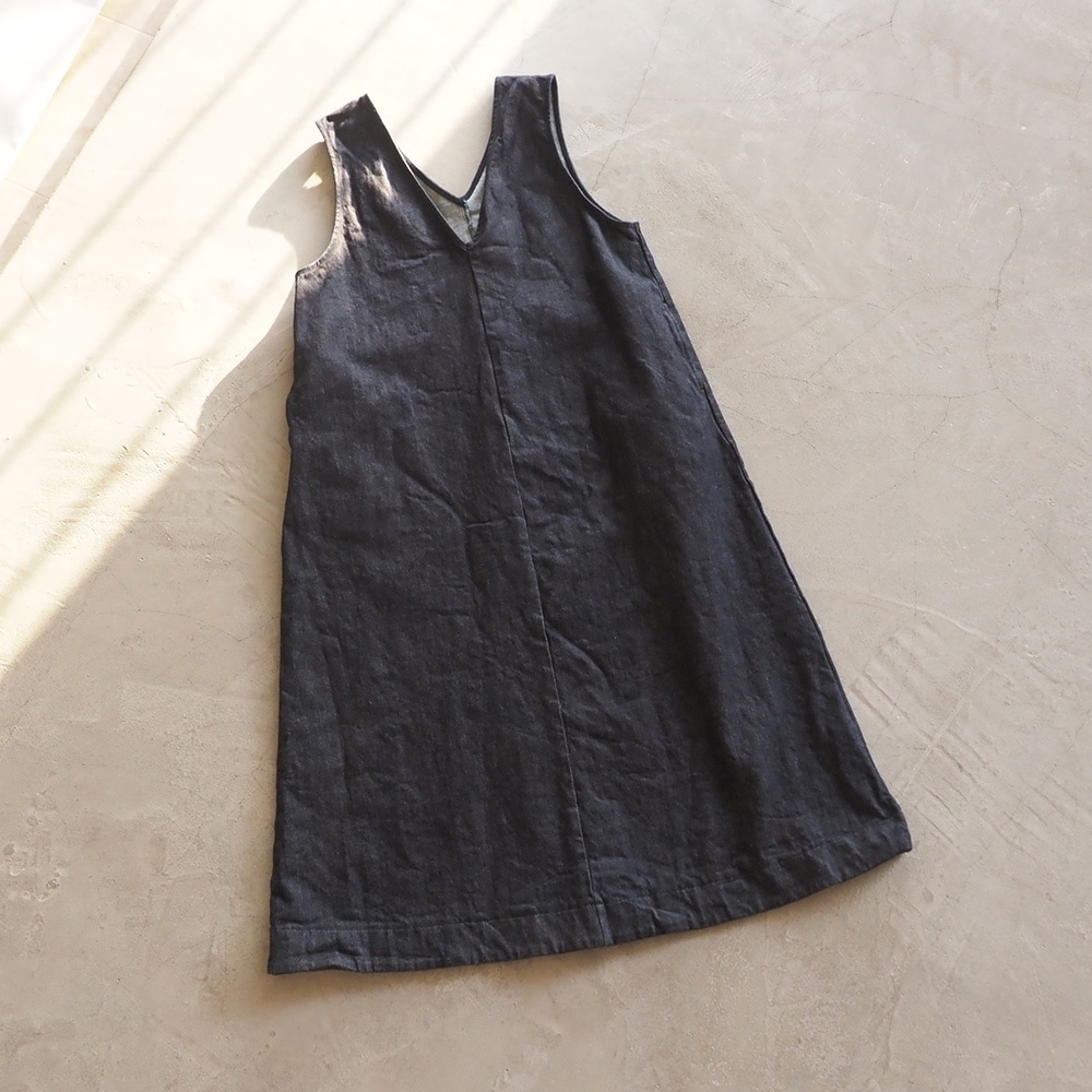 12.5ozストレッチデニム裏起毛 ジャンパースカート ジャンパースカートを着た女性の正面