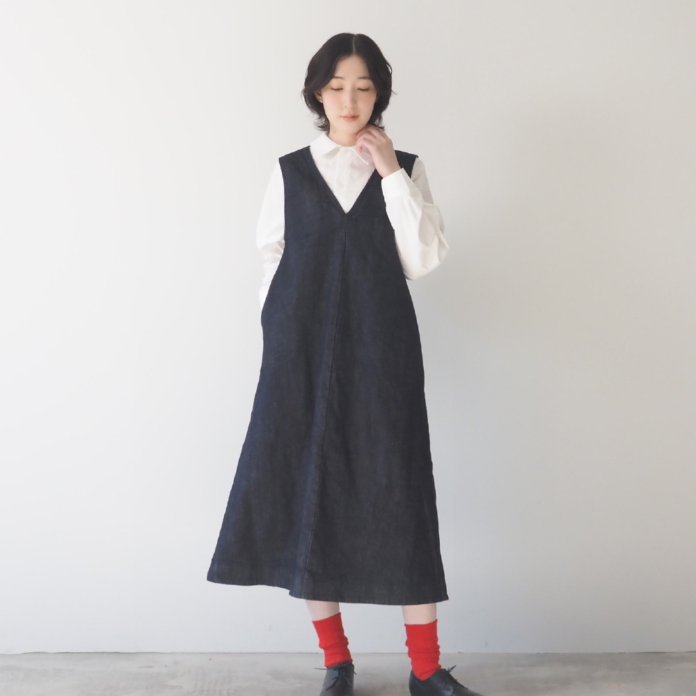 12.5ozストレッチデニム裏起毛 ジャンパースカート ジャンパースカートを着た女性の正面