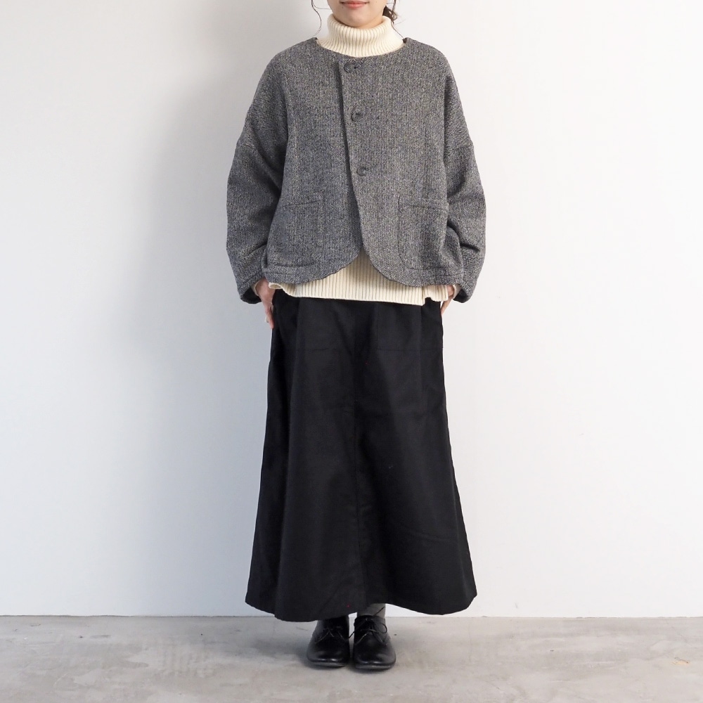 ヘリンボーンネップツイード ワイドジャケット　ジャケットを着た女性の全身