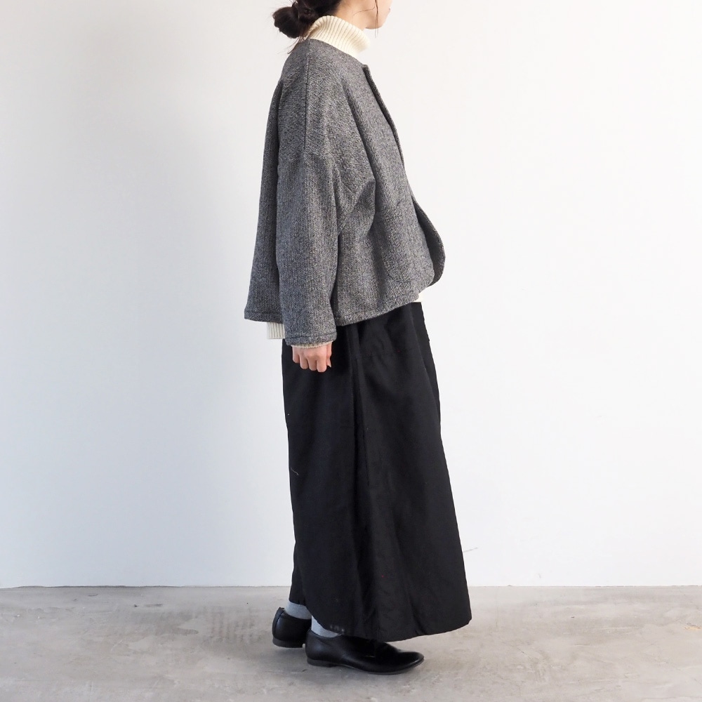 ヘリンボーンネップツイード ワイドジャケット　ジャケットを着た女性の全身