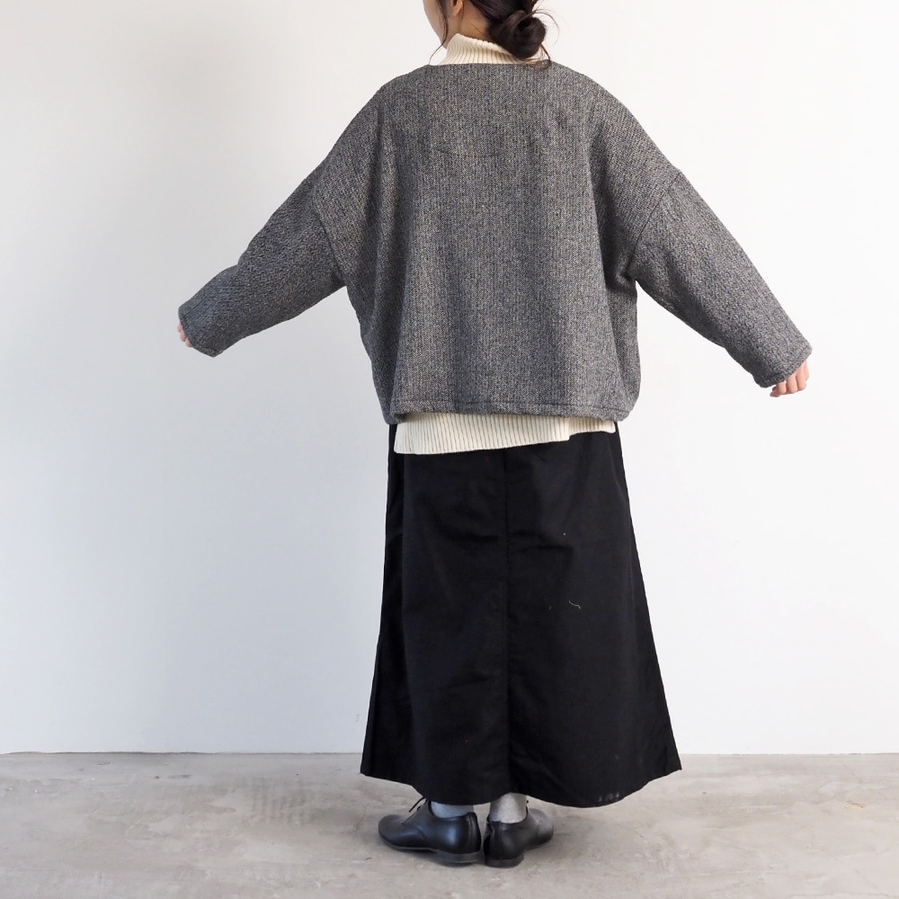 ヘリンボーンネップツイード ワイドジャケット　ジャケットを着た女性の全身