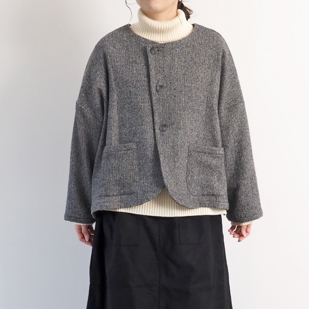 ヘリンボーンネップツイード ワイドジャケット　ジャケットを着た女性の全身