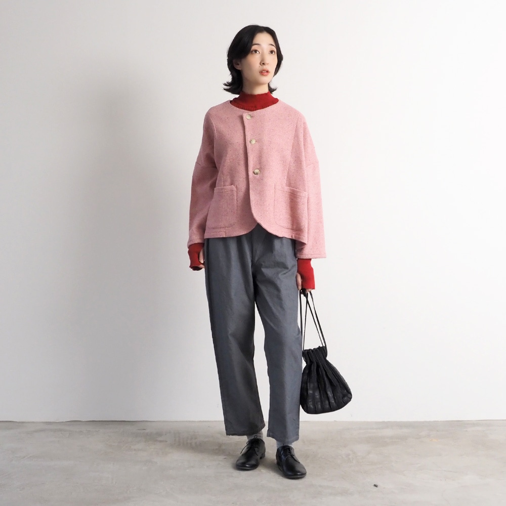 ヘリンボーンネップツイード ワイドジャケット　ジャケットを着た女性の全身