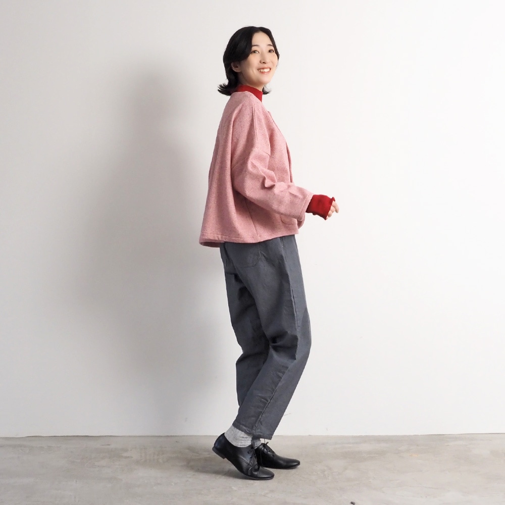 ヘリンボーンネップツイード ワイドジャケット　ジャケットを着た女性の全身